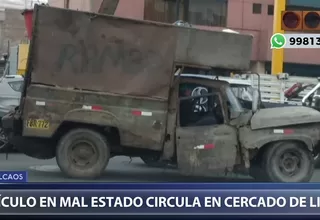 Cercado de Lima: hombre sostiene puerta de vehículo que circula en mal estado