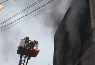 Controlan incendio en edificio clausurado del jirón Miró Quesada