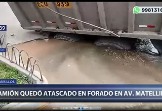 Chorrillos: camión quedó atrapado en forado en la avenida Matellini