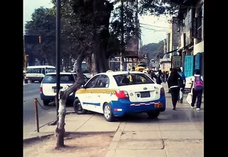 Chosica: taxista usa la vereda como estacionamiento vehicular