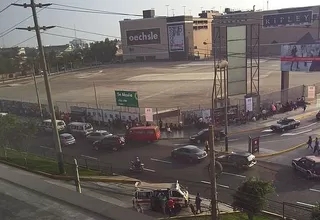 Cientos de personas hacen cola a un día de abrir tienda en el Jockey Plaza