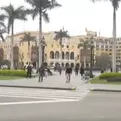 Ciudadanos disfrutan de la Plaza Mayor de Lima tras el retiro de rejas