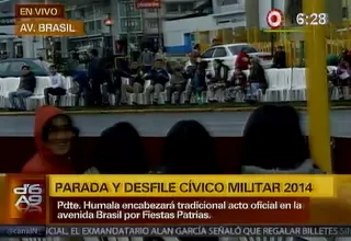 Ciudadanos pagan por improvisados lugares para ver el desfile