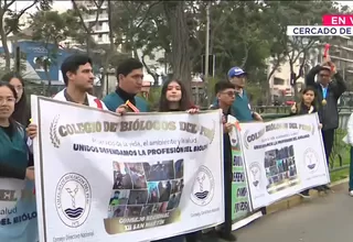 Colegio de Biólogos protestan frente al Ministerio de Salud