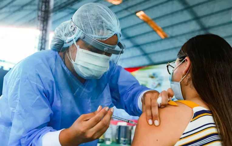 Colegio Médico solicita al Minsa vacunar contra el COVID-19 a los médicos  cirujanos | Canal N