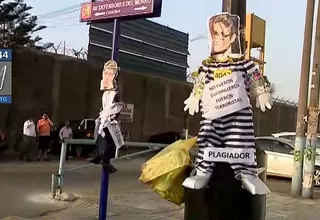 Colocan piñatas de Carhuancho y Domingo Pérez en exteriores de penal de Chorrillos