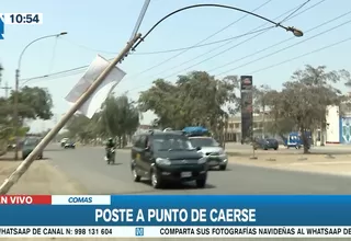 Comas: Poste a punto de caer tras ser impactado por auto