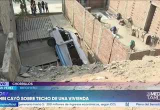 Combi cae por pendiente e impacta contra una casa en Chorrillos
