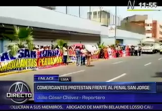 Comerciantes se encadenaron frente al ex penal San Jorge