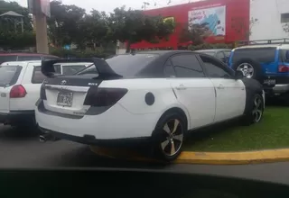 Conductor utiliza jardines de centro comercial como estacionamiento en Independencia
