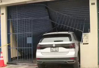 Conductora confunde pedal y se empotra contra local en La Molina