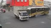 Congestión vehicular por choque de camión con bus - Noticias de bus