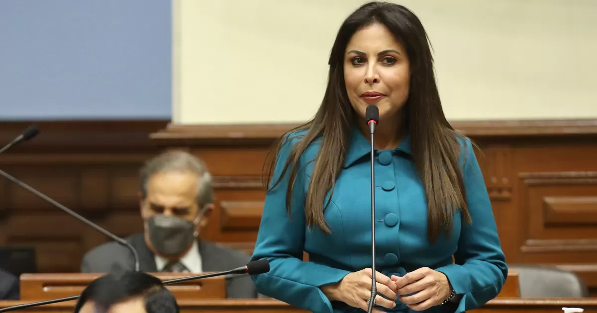 Congreso: Patricia Chirinos se burla de ministra Betssy Chávez por su físico