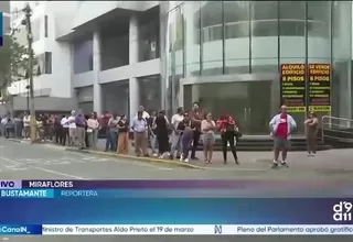 Continúan las largas colas en la sede del RENIEC en Miraflores