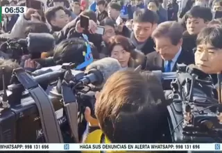 Corea del Sur: Político opositor fue apuñalado en medio de conferencia