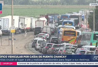 Cruzan estructura a pie tras caída de puente en Chancay