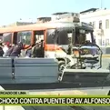 Cúster chocó contra puente en la avenida Alfonso Ugarte