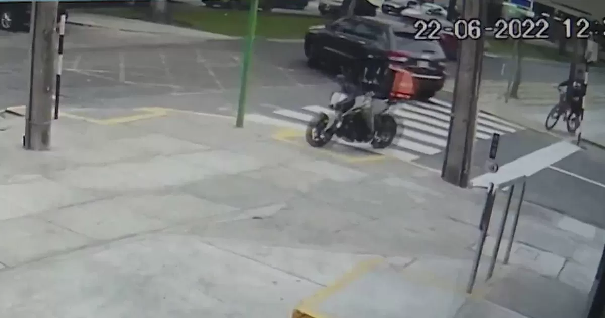 Delincuente en moto roba celulares a dos personas