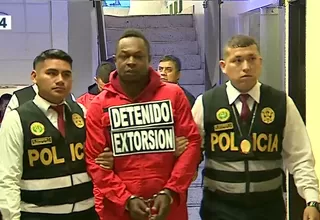 Delincuentes capturados son presentados con uniforme rojo, grilletes y carteles