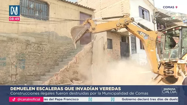 Demuelen escaleras que invaden las veredas en Comas