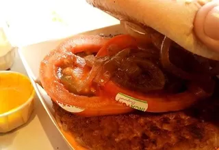 Denuncian que McDonald’s de Guardia Civil sirvió hamburguesa con sticker