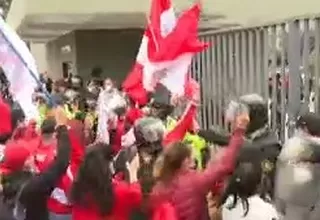 Desfile militar inició en medio de protestas 