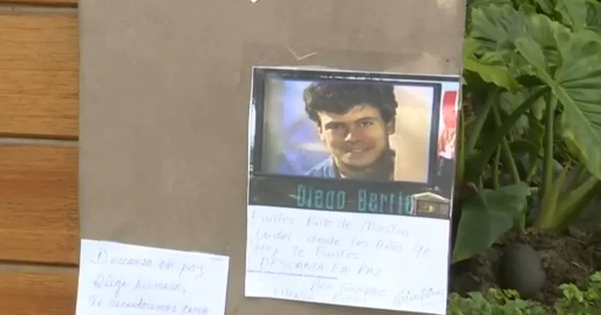 Diego Bertie: dejan flores y mensajes en casa del actor y cantante