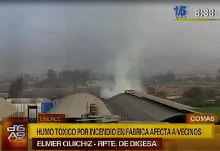 Digesa advierte sobre efectos de humo tóxico por incendio en fábrica en Comas