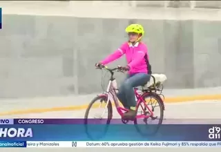 Diputada Jenny Samanez llega en bicicleta al Congreso y pide habilitar estacionamientos