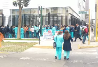 Enfermeras de EsSalud en huelga han bloqueado la avenida Arenales