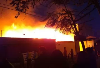 Bomberos controlaron gran incendio en una maderera en Chorrillos