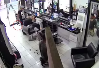 VES: video muestra el momento en que barbero redujo a delincuente armado