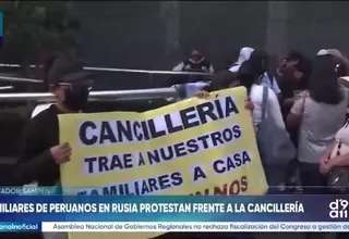 Familiares de peruanos que viajaron a Rusia protestan frente a la Cancillería