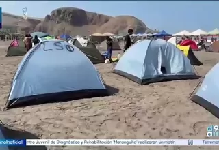 Familias acampan en la playa León Dormido en Cañete por Semana Santa