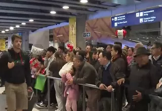 Reciben a familiares en aeropuerto Jorge Chávez en Fiestas Patrias