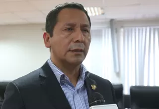 Flores pide a Olaechea declarar en sesión permanente la Comisión de Constitución