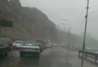 Fuerte oleaje hizo que se saliera el mar en la Costa Verde