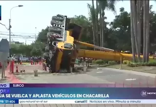 Grúa se vuelca en Surco y aplasta vehículos estacionados