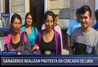 Un grupo de ganaderos realizó una protesta en el local de Fuerza Popular