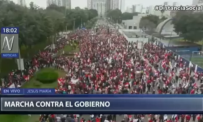 Grupos de personas participan en marcha contra el gobierno de Pedro ...