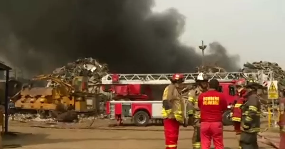 Huachipa: Bomberos controlan incendio en almacén de reciclaje
