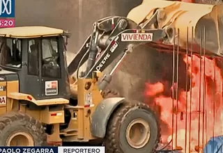 Incendio en Centro de Lima: cargador frontal apoya en labores