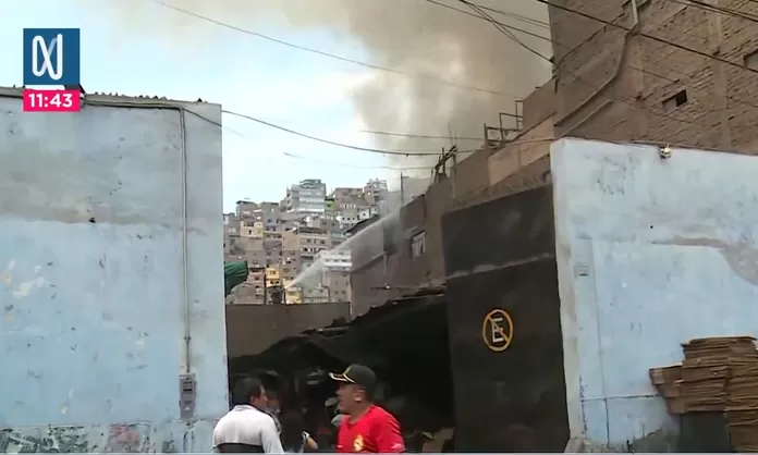 Incendio consume depósito en La Victoria | Canal N