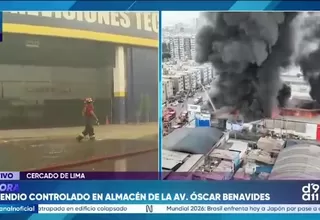Incendio controlado en almacén de plásticos en la avenida Colonial