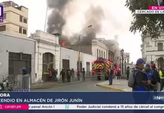Incendio frente al Congreso moviliza a 15 unidades de bomberos
