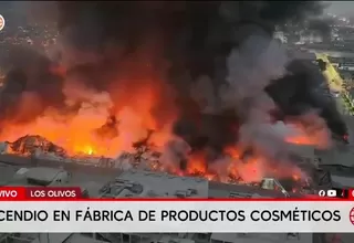 Incendio de grandes proporciones consume fábrica de cosméticos en Los Olivos