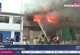 Incendio de gran magnitud consume ferretería en Villa El Salvador