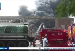 Incendio de grandes proporciones en almacén de plásticos de Ate