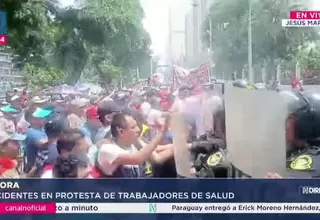 Incidentes entre trabajadores de salud y policía durante protesta frente al Minsa