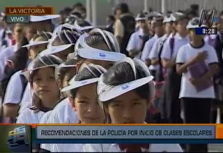 Inicio de clases: escolares soportaron el inclemente sol en formación